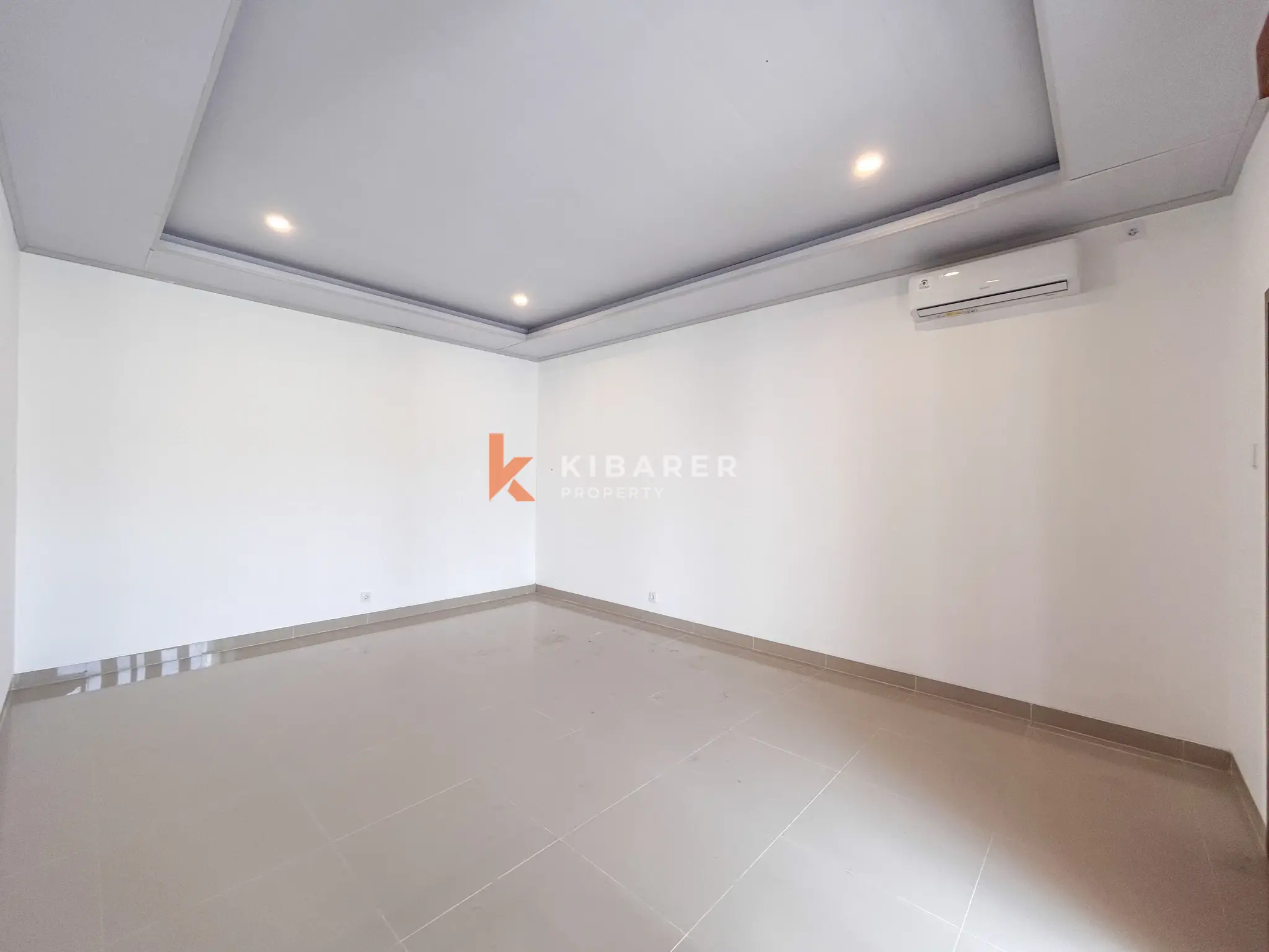 Villa Tiga Kamar Tidur Elegan Tanpa Perabot dengan Kolam Renang Pribadi di Umalas
