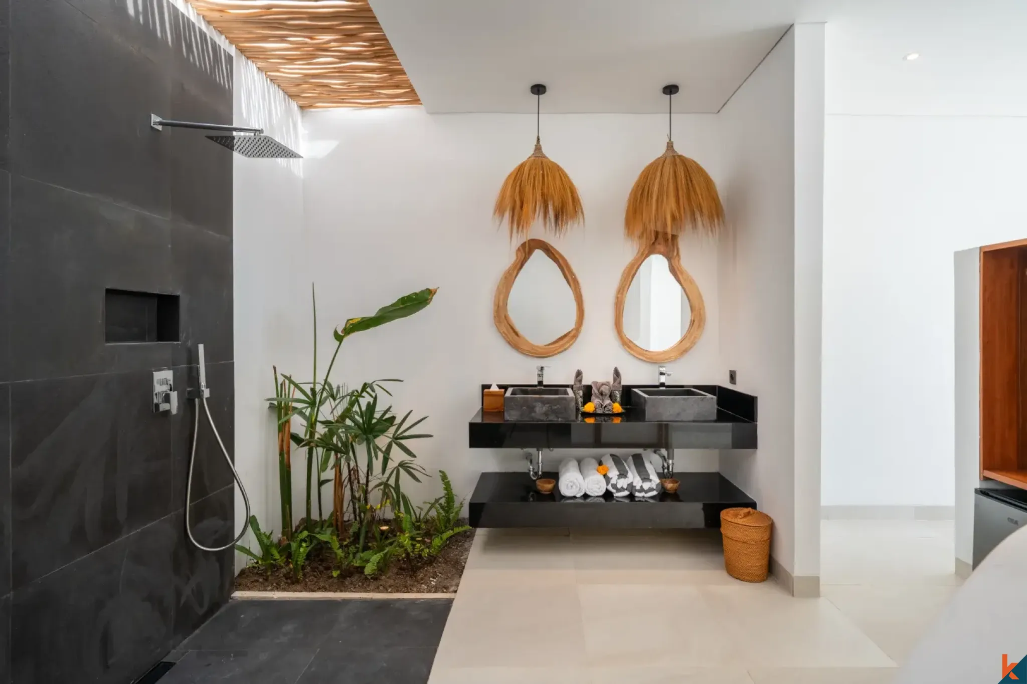 Long Leasehold 2-Bedroom Villa Walking Distance to the Beach in Nusa Lembongan