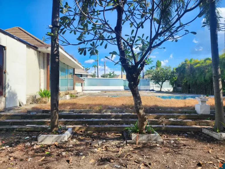 Terrain d'investissement rare en bail à long terme à distance de marche de la plage de Seminyak