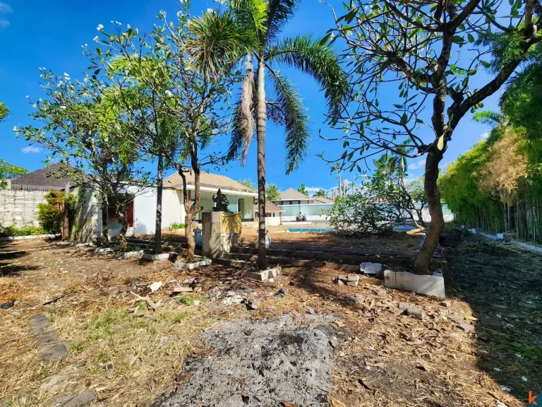 Terrain d'investissement rare en bail à long terme à distance de marche de la plage de Seminyak
