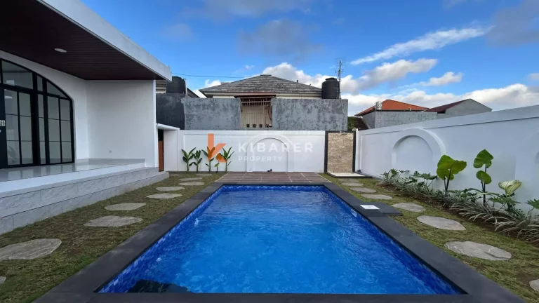 Vila Dua Kamar Tidur Menawan Tanpa Perabotan dengan Kolam Renang Pribadi di Padonan