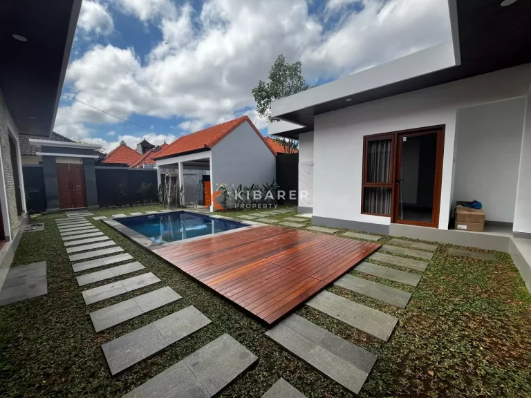 Villa Baru Semi Furnished Dua Plus Satu Kamar Tidur yang Luas di Kerobokan