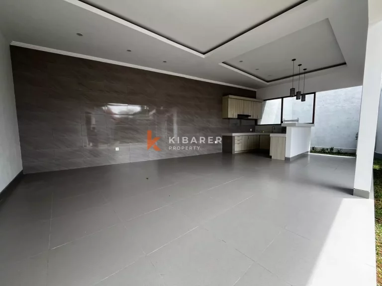 Villa Baru Semi Furnished Dua Plus Satu Kamar Tidur yang Luas di Kerobokan