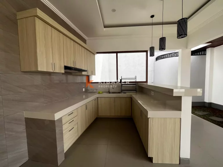 Villa Baru Semi Furnished Dua Plus Satu Kamar Tidur yang Luas di Kerobokan