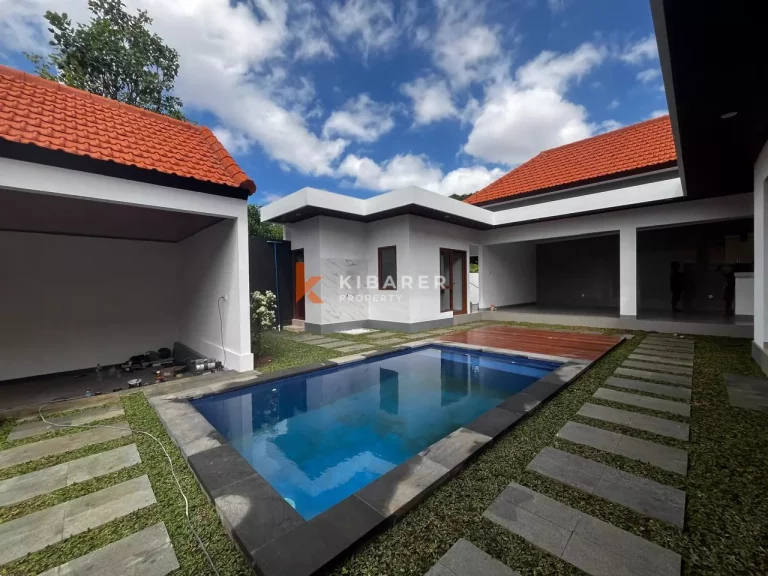 Villa Baru Semi Furnished Dua Plus Satu Kamar Tidur yang Luas di Kerobokan
