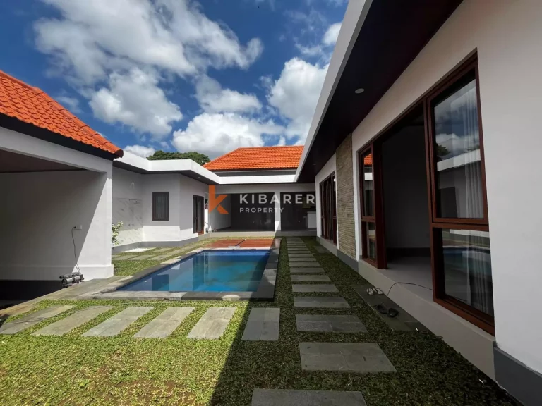 Villa Baru Semi Furnished Dua Plus Satu Kamar Tidur yang Luas di Kerobokan