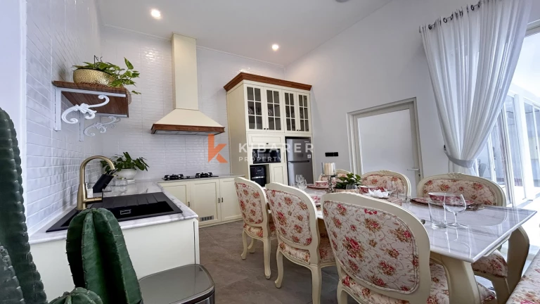 Cozy Romantic Retreat: Charming Two-Bedroom Hideaway in Prime Berawa