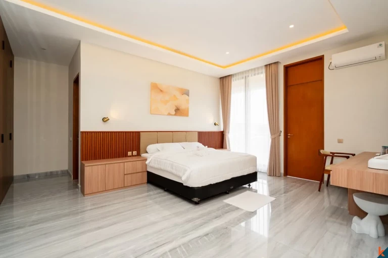 Master bedroom with ensuite bathroom, Umalas villa