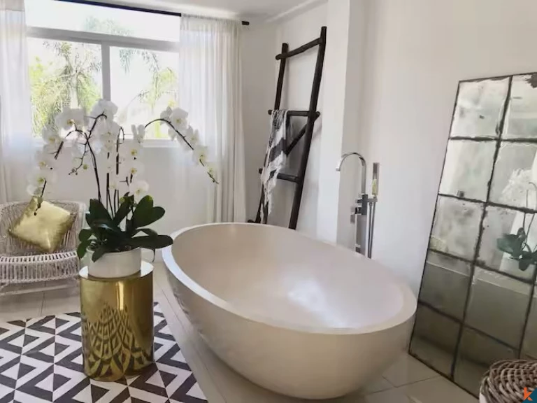 Vila Mewah Elegan dengan 5 Kamar Tidur di Berawa