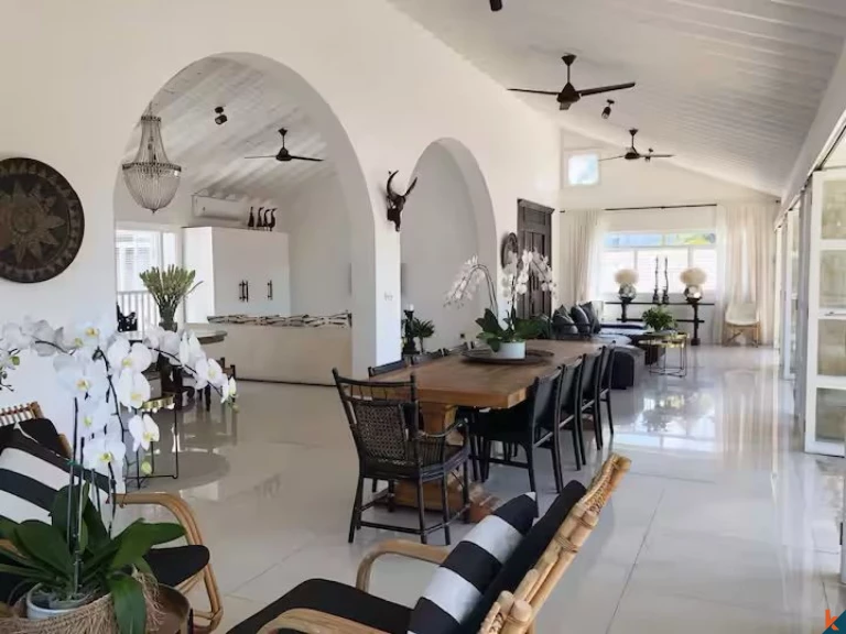 Vila Mewah Elegan dengan 5 Kamar Tidur di Berawa