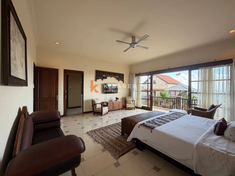 Roomy Tropical Three-Bedrooms Villa with Expansive Garden in Jimbaran
