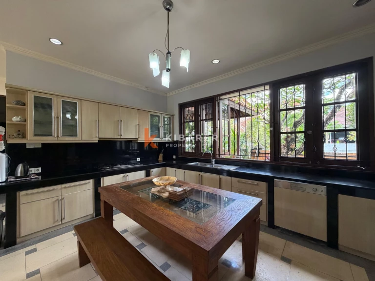 Roomy Tropical Three-Bedrooms Villa with Expansive Garden in Jimbaran