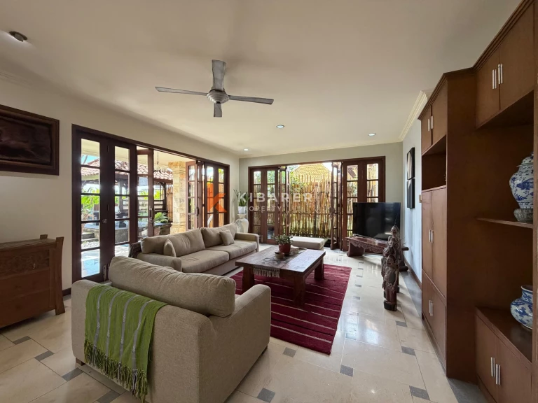 Roomy Tropical Three-Bedrooms Villa with Expansive Garden in Jimbaran