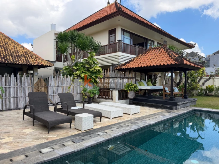 Roomy Tropical Three-Bedrooms Villa with Expansive Garden in Jimbaran