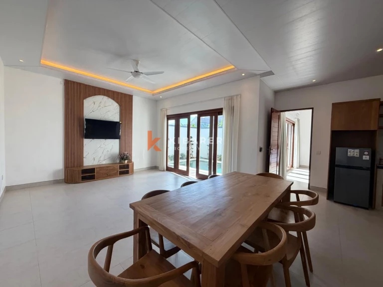 Villa modern berukuran baik dengan tiga kamar tidur dan ruang tamu tertutup di desa Cepaka