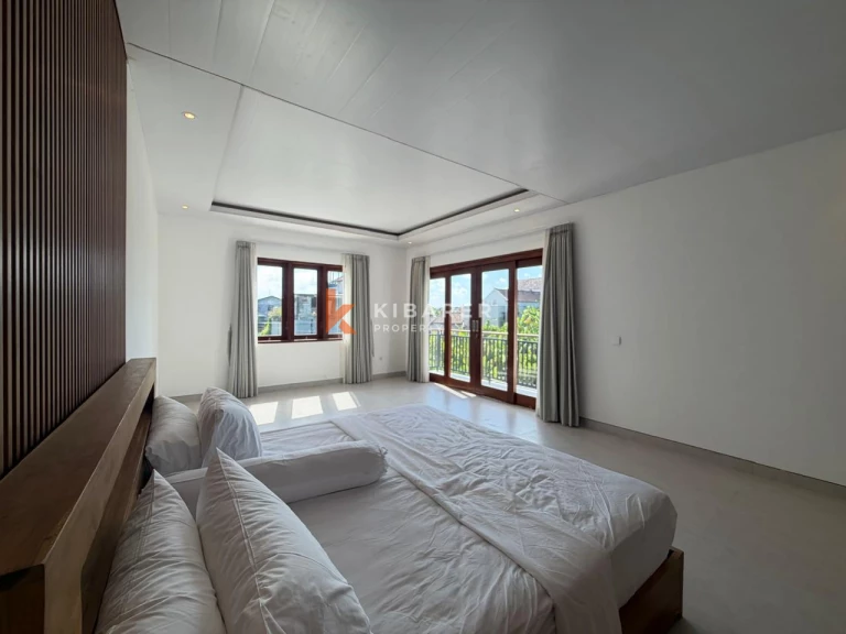 Villa modern berukuran baik dengan tiga kamar tidur dan ruang tamu tertutup di desa Cepaka