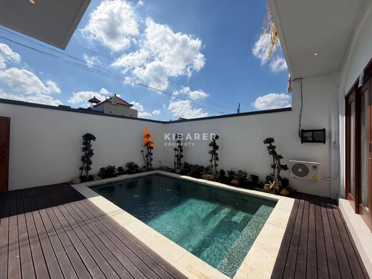 Villa modern berukuran baik dengan tiga kamar tidur dan ruang tamu tertutup di desa Cepaka