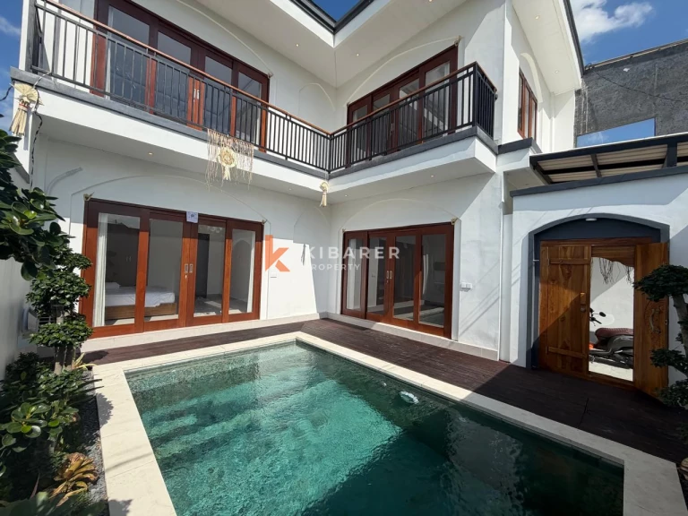 Villa modern berukuran baik dengan tiga kamar tidur dan ruang tamu tertutup di desa Cepaka