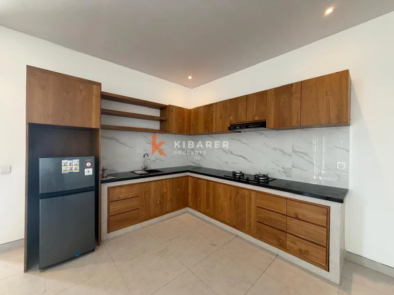 Villa modern berukuran baik dengan tiga kamar tidur dan ruang tamu tertutup di desa Cepaka