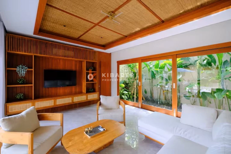 Vila Empat Kamar Tidur Kontemporer yang Cerah di Jantung Umalas