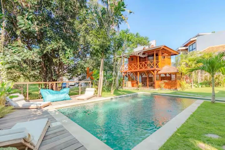 Collaboration Wood & Concrete Four-bedrooms Villa in Peaceful Tumbak Bayuh
