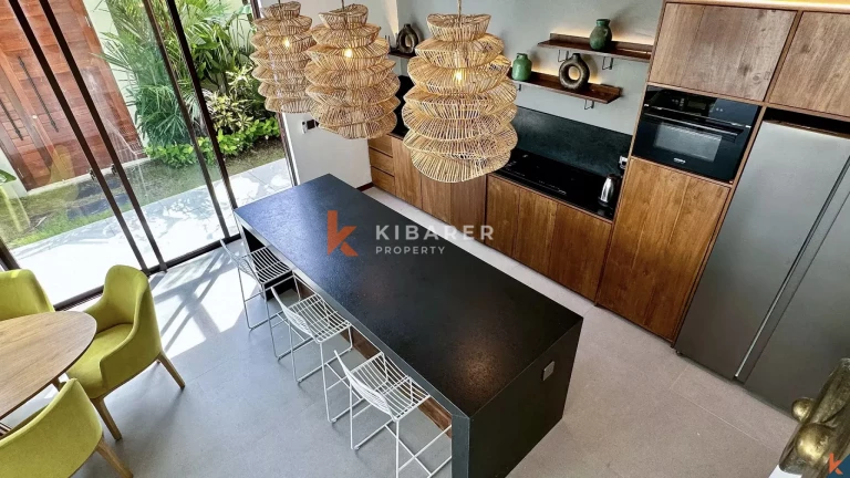 Villa Dua Lantai Empat Kamar Tidur yang Elegan dengan Kolam Renang Pribadi di Lokasi Strategis Umalas