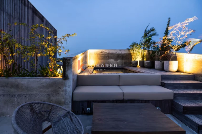 Villa Brutalis Modern Dua Kamar Tidur dengan Kolam Renang Pribadi dan Area Bersantai di Atap di Ungasan