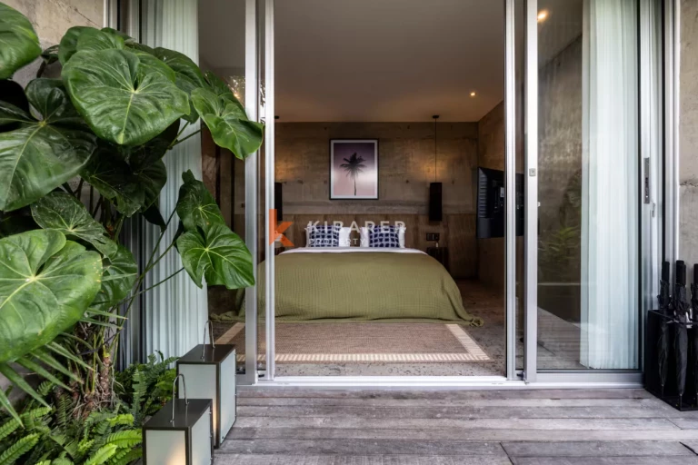 Villa Brutalis Modern Dua Kamar Tidur dengan Kolam Renang Pribadi dan Area Bersantai di Atap di Ungasan