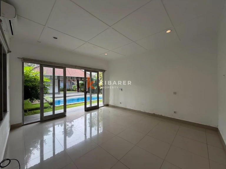 Vila Dua Kamar Tidur Tanpa Perabot di Lokasi Strategis Seminyak