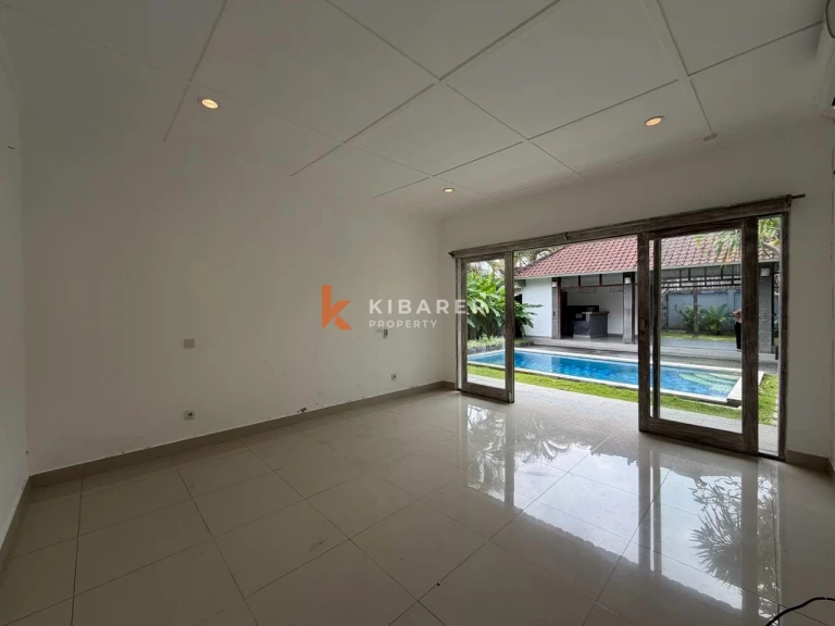 Vila Dua Kamar Tidur Tanpa Perabot di Lokasi Strategis Seminyak