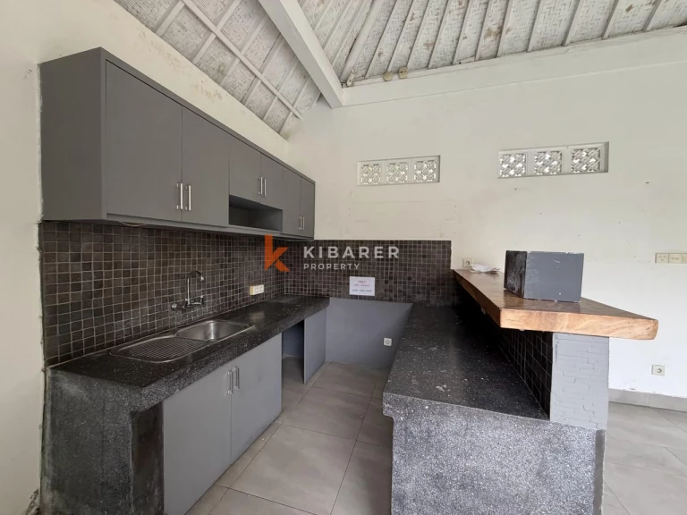 Vila Dua Kamar Tidur Tanpa Perabot di Lokasi Strategis Seminyak