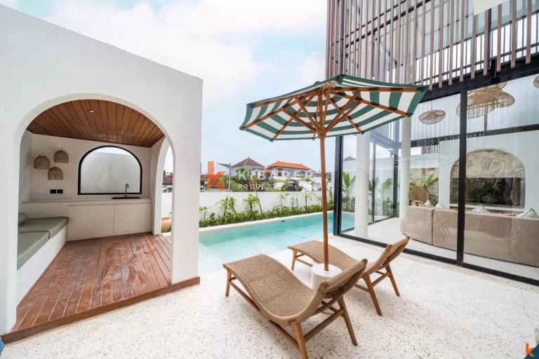 Villa Tiga Kamar Tidur Modern yang Menakjubkan dengan Daya Tarik Kontemporer di Tibubeneng