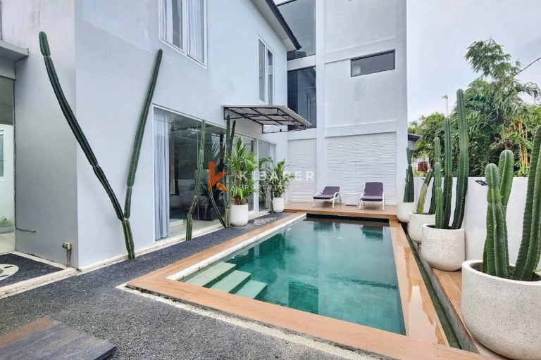 Villa Tiga Kamar Tidur dengan Ruang Keluarga Tertutup di Kompleks Villa di Area Pererenan yang Diinginkan