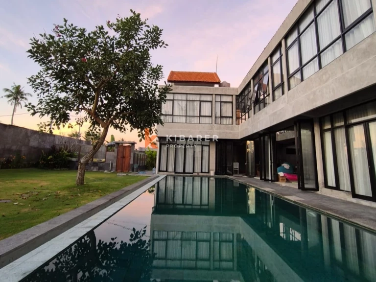 Vila Mewah Lima Kamar Tidur Bergaya Industri Modern dengan Kolam Renang di Nyanyi