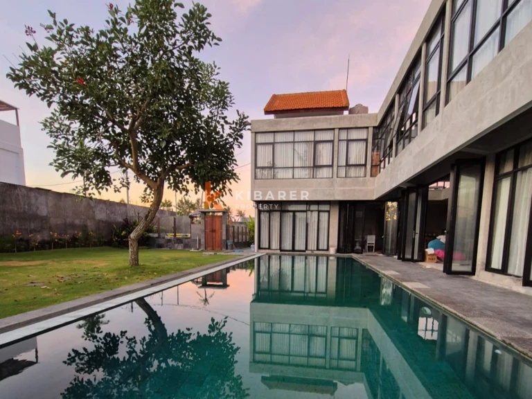 Vila Mewah Lima Kamar Tidur Bergaya Industri Modern dengan Kolam Renang di Nyanyi