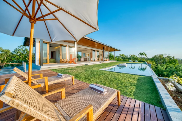 Elegant Cliffside Three-Bedroom Villa with Panoramic Ocean Views in Prime Uluwatu