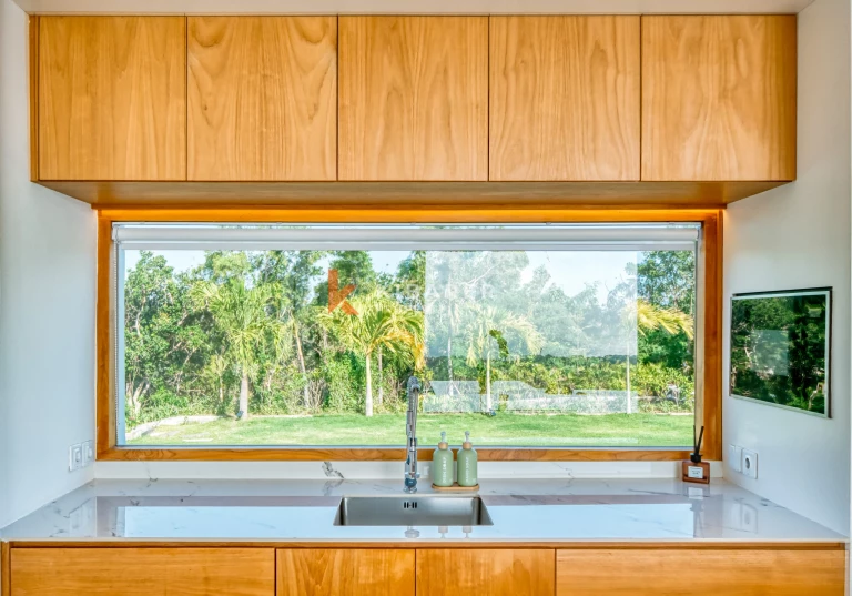 Elegant Cliffside Three-Bedroom Villa with Panoramic Ocean Views in Prime Uluwatu