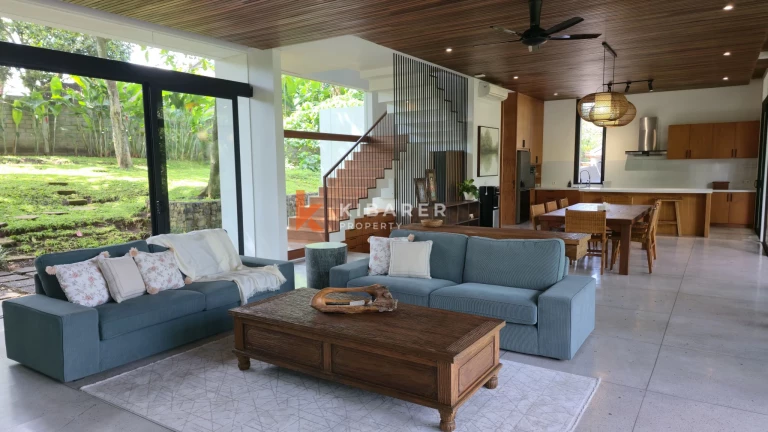 Villa Tropis Modern Empat Kamar Tidur di Tabanan dengan Pemandangan Lembah yang Tenang