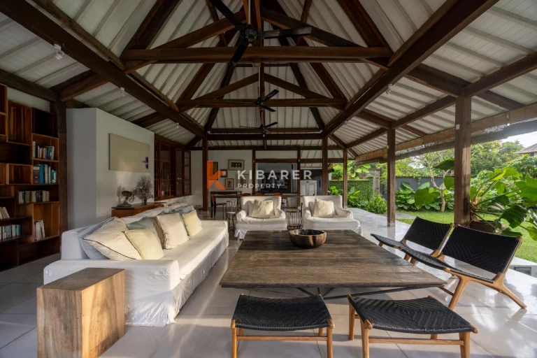 VILLA HIDUP TERBUKA NYAMAN NYAMAN TIGA KAMAR TIDUR DI UMALAS