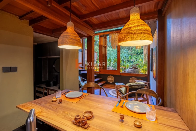 Loft d'une chambre avec une baie vitrée et piscine partagée, entouré de nature à Pecatu–Uluwatu