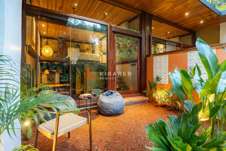 Loft d'une chambre avec une baie vitrée et piscine partagée, entouré de nature à Pecatu–Uluwatu