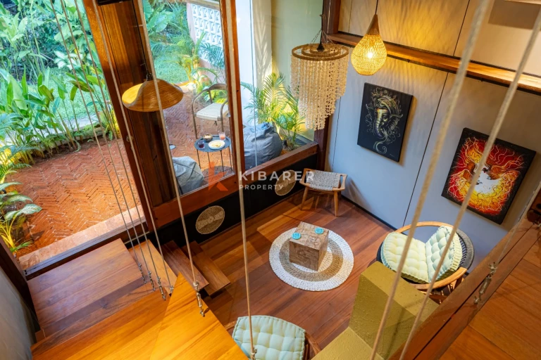 Loft d'une chambre avec une baie vitrée et piscine partagée, entouré de nature à Pecatu–Uluwatu