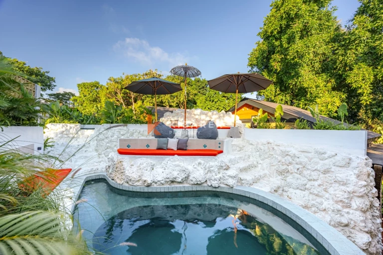 Loft d'une chambre avec une baie vitrée et piscine partagée, entouré de nature à Pecatu–Uluwatu
