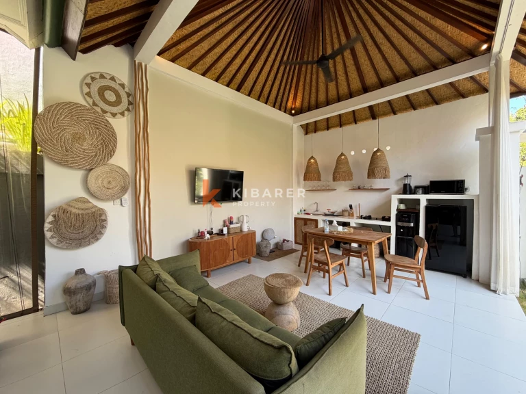 Vila Modern Nyaman dengan Dua Kamar Tidur dan Ruang Tamu Terbuka di Lokasi Strategis Pererenan