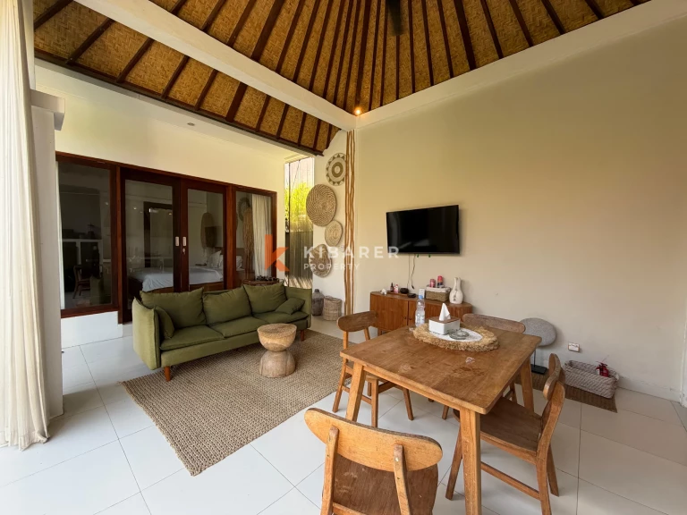 Vila Modern Nyaman dengan Dua Kamar Tidur dan Ruang Tamu Terbuka di Lokasi Strategis Pererenan