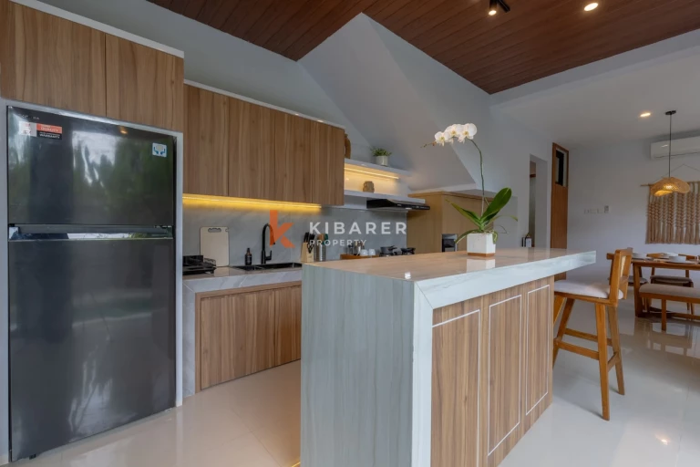 Vila Tertutup Empat Kamar Tidur dengan Balkon Menghadap Matahari Terbenam di Lokasi Strategis Tumbak Bayuh