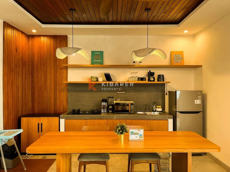 Retraite moderne en bois de trois chambres avec salles de bains inspirées des spas à Ubud