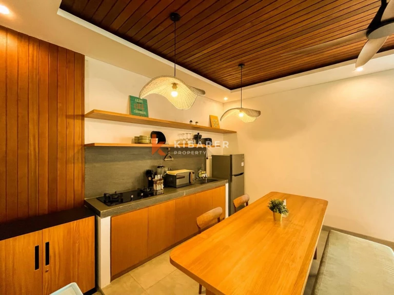 Retraite moderne en bois de trois chambres avec salles de bains inspirées des spas à Ubud