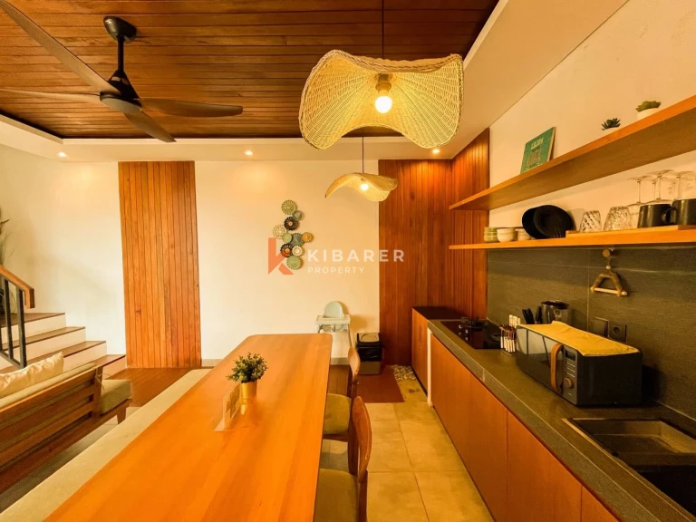 Retraite moderne en bois de trois chambres avec salles de bains inspirées des spas à Ubud