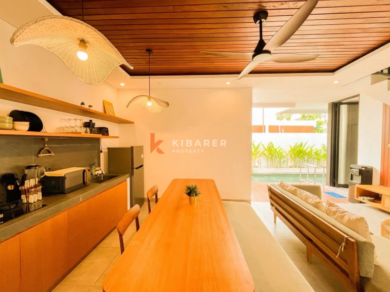 Retraite moderne en bois de trois chambres avec salles de bains inspirées des spas à Ubud